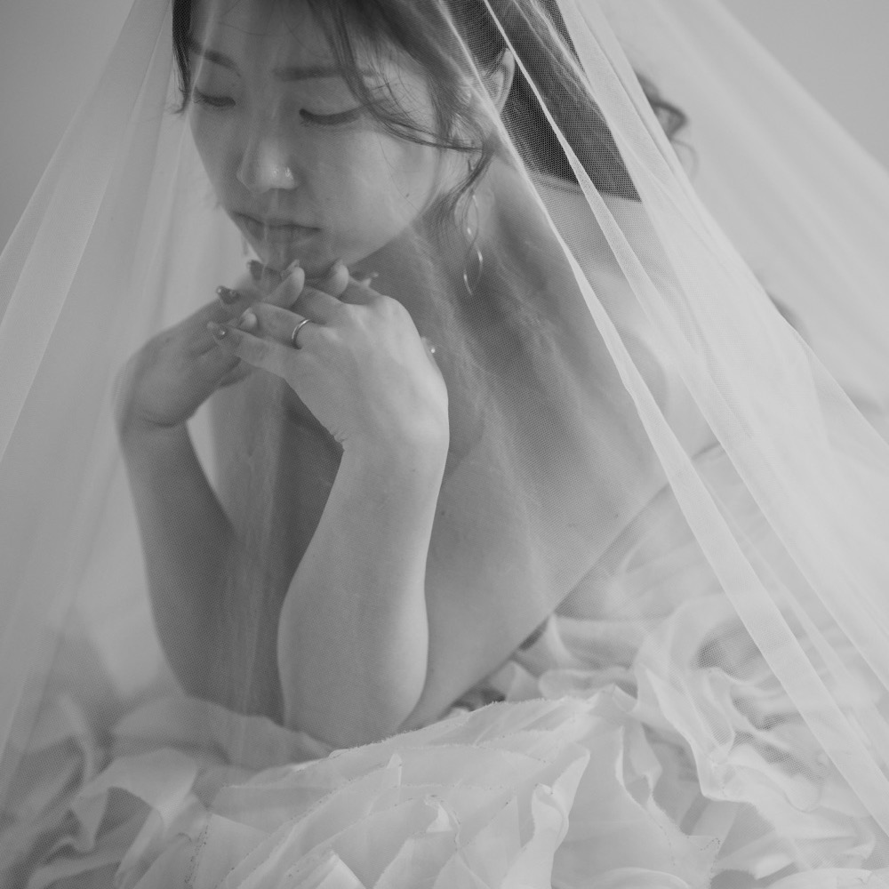 ベール越しの花嫁のモノクロポートレート